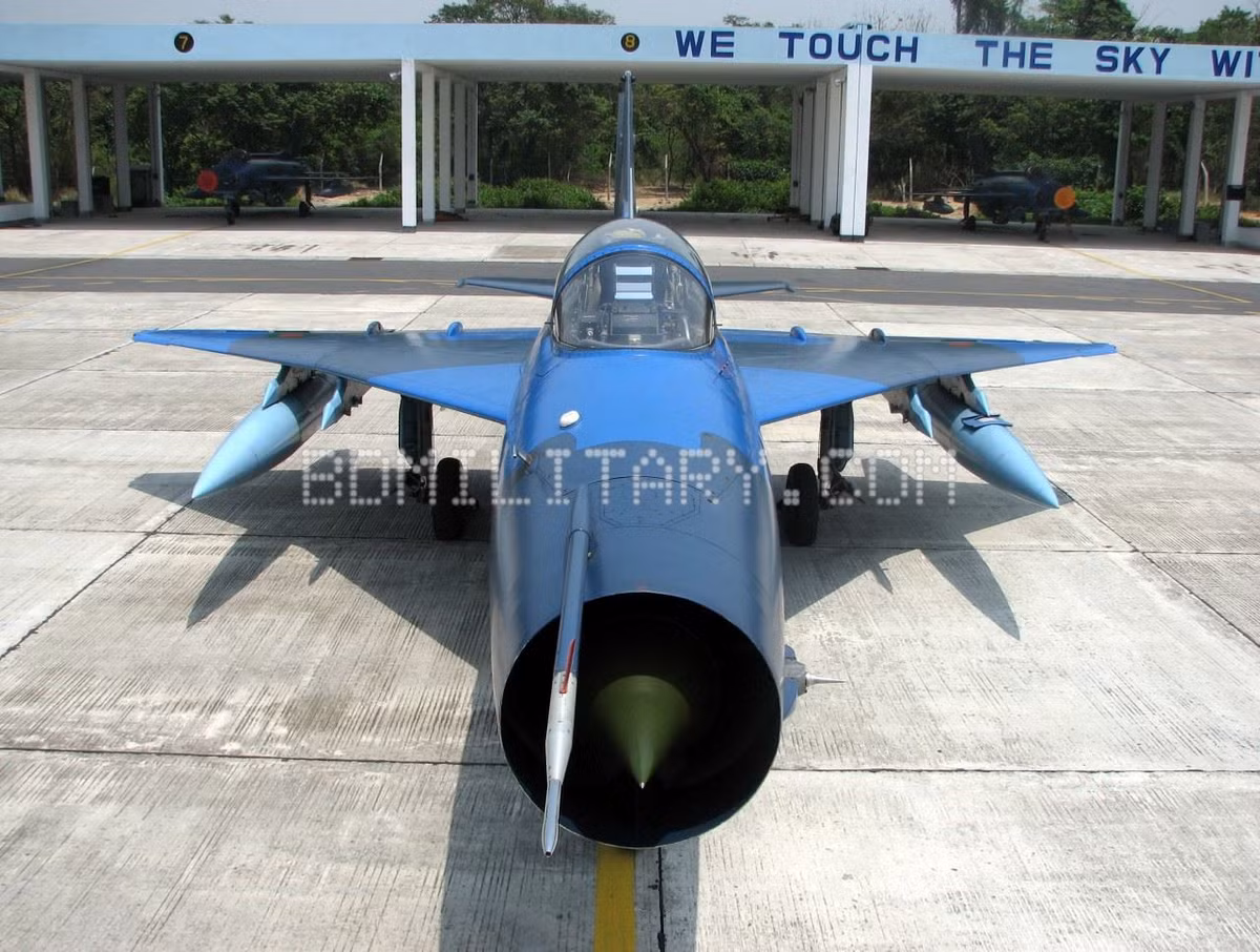 Phiên bản F-7BGI mà Bangladesh mua năm 2012 thì hiện đại hơn, nó được sản xuất trên cơ sở thế hệ cuối cùng dòng tiêm kích J-7, được định danh là J-7G. Nguồn ảnh: BDmilitary