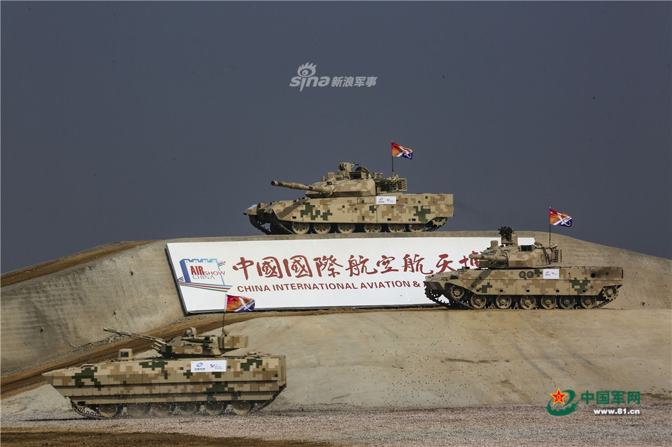 Thật vậy, trong ngày khai màn Chu Hải Airshow 2018, Trung Quốc năm nay không chỉ có các màn trình diễn trên không mà mở rộng sang cả phần lục quân với các màn phô diễn xe tăng, xe bọc thép trên nhiều dạng địa hình trong một thao trường khổng lồ nằm ngay gần khu triển lãm hàng không. Nguồn ảnh: 81.cn
