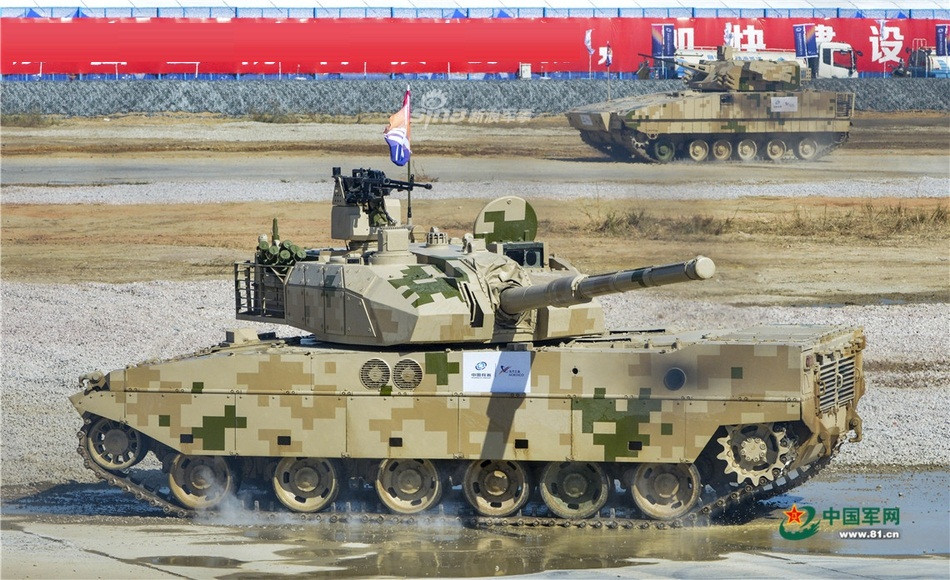 Trong ảnh xe tăng hạng nhẹ VT5 thế hệ mới nhất đang trình diễn khả năng hành tiến trên nhiều dạng địa hình. VT5 được trang bị khẩu pháo 105mm rãnh xoắn uy lực có thể xuyên giáp 500mm ở cự ly bắn cách tới 2km. Nguồn ảnh: 81.cn