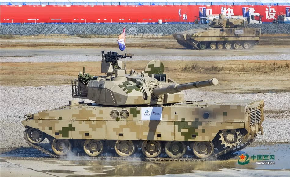Trong ảnh xe tăng hạng nhẹ VT5 thế hệ mới nhất đang trình diễn khả năng hành tiến trên nhiều dạng địa hình. VT5 được trang bị khẩu pháo 105mm rãnh xoắn uy lực có thể xuyên giáp 500mm ở cự ly bắn cách tới 2km. Nguồn ảnh: 81.cn