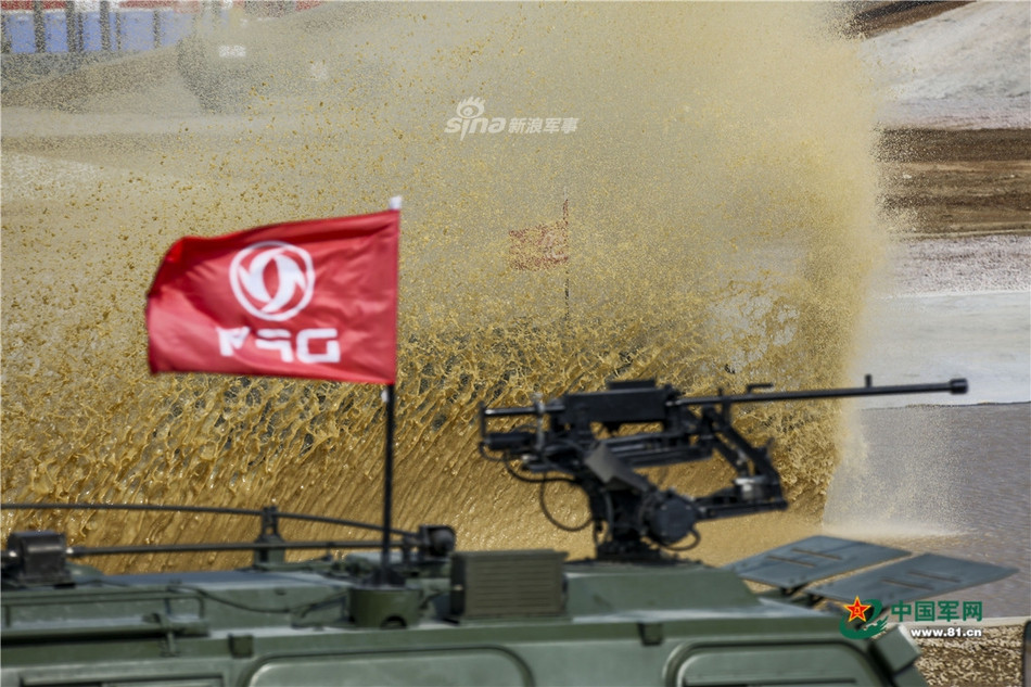 Trung Quốc cũng vậy, có thể nói họ “sao chép” y nguyên cách thức người Nga tổ chức ARMY-2018 áp dụng vào triển lãm Chu Hải Airshow 2018 với màn xe tăng, thiết giáp diễu hành rồi thể hiện khả năng vượt địa hình…Nguồn ảnh: 81.cn