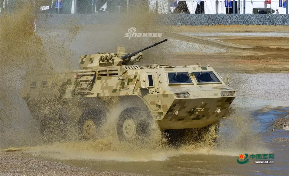 Trong diện tích như vậy, người ta cho xây dựng nào là hồ sâu, các dạng địa hình ghồ ghề, dốc, ngầm, cầu…đường đất sỏi…Cách làm nói chung không khác mấy cách Quân đội Nga thực hiện tại các kỳ triển lãm nổi tiếng ở Park Patriot. Nguồn ảnh: 81.cn