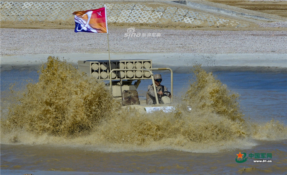 Một dòng xe địa hình đa dụng gắn bệ pháo phản lực trình diễn khả năng vượt sông, suối. Nguồn ảnh: 81.cn