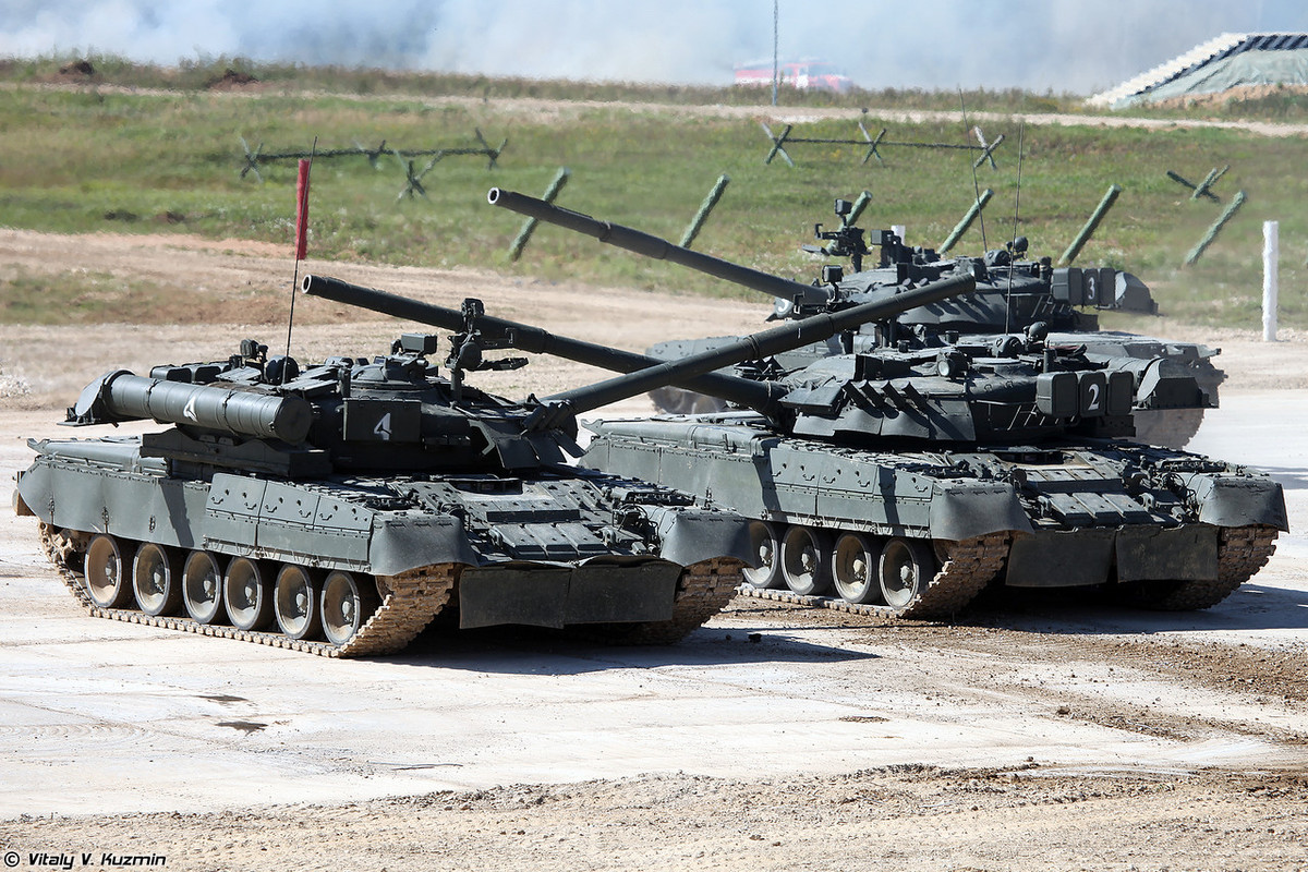 Điều đáng nói, cách làm của chương trình thao diễn này có hơi hướng giống với cách mà người Nga tổ chức các cuộc triển lãm nổi tiếng như Diễn đàn kỹ thuật quân sự quốc tế ARMY thường niên của Nga. Trong ảnh, xe tăng T-80 của Lục quân Nga “khiêu vũ” trong kỳ khai mạc ARMY-2018. Nguồn ảnh: Vitaly-Kuzmin