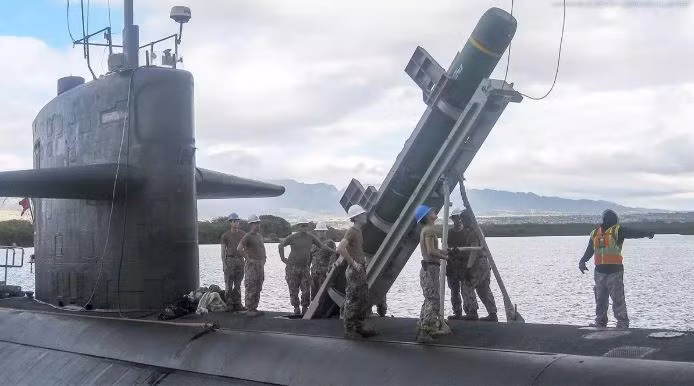 Gần đây, trong khuôn khổ cuộc tập trận Vành đai Thái Bình Dương lần thứ 26 (RIMPAC 2018), tàu ngầm hạt nhân USS Olympia của Hải quân Mỹ đã bắn thử thành công tên lửa hành trình chống hạm Harpoon trong trạng thái ngập nước hoàn toàn. Nguồn ảnh: The Drive