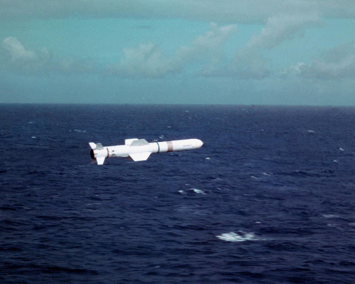 Tên lửa UGM-84 trang bị phần chiến đấu nặng 221kg kiểu nổ phá xuyên giáp có thể xuyên thủng mọi vỏ bọc các tàu chiến hạng nặng tốt nhất của Nga. Tên lửa đạt tốc độ tối đa 850km/h, trang bị radar tự dẫn chủ động cho phép tự dò tìm - phát hiện - khóa - tấn công mục tiêu mà không cần sự can thiệp từ "tàu mẹ". Nguồn ảnh: naval