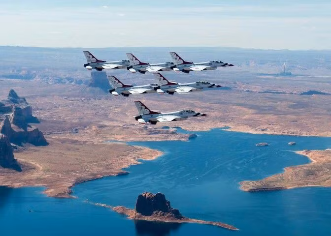 Dù là nhiệm vụ không chiến đấu, nhưng bay biểu diễn có mức độ nguy hiểm rất cao. 21 phi công đã thiệt mạng trong các tai nạn khi bay biểu diễn. Ảnh: USAF.