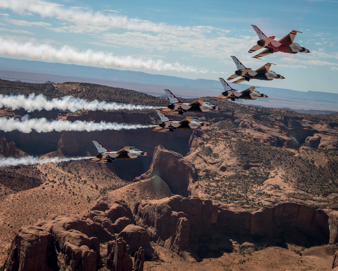 Những chiếc F-16 của đội bay Thunderbird nổi bật với màu sơn đỏ trắng kết hợp với xanh da trời đẹp mắt. Ảnh: USAF.