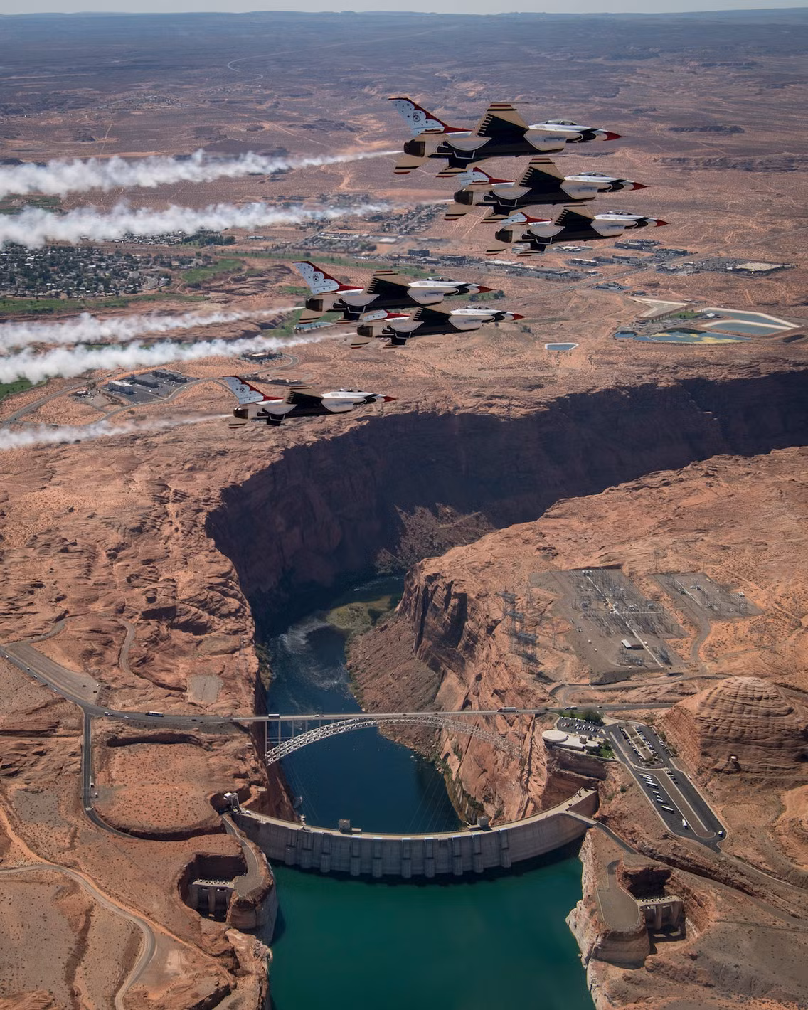  Đội bay Thunderbird bay qua đập Glen Canyon, hồ Powell vào ngày 10/9, tại triển lãm hàng không Frontiers and Flight được tổ chức tại căn cứ không quân McConnell, bang Kansas. Ảnh: USAF.