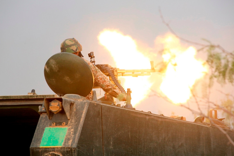 M113 vẫn rất hữu dụng trong chiến trường hiện đại, ngoại trừ nhược điểm là bọc giáp mỏng. Quân đội một số nước đã cải tiến M113, lắp thêm vũ khí để tăng sức mạnh chiến đấu. Trong ảnh có thể thấy M113 của Pakistan sử dụng súng máy DShK của Liên Xô thay vì M2 Browning M2 của Mỹ. Ảnh: Bộ Quốc phòng Nga.