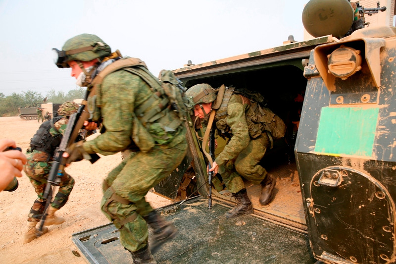 Trong cuộc tập trận, các binh sĩ quân đội Nga có dịp làm quen và trải nghiệm xe thiết giáp chở quân M113 của Mỹ. Đây là "taxi chiến trường" chủ lực của quân đội Mỹ những năm Chiến tranh Lạnh. Ảnh: Bộ Quốc phòng Nga.