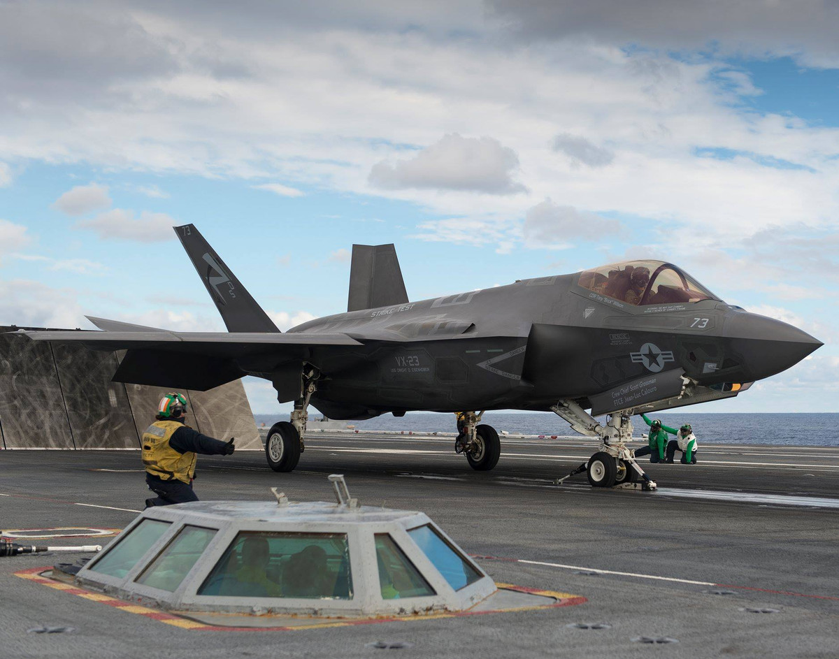 Các thành viên của phi đội, từ phi công cho đến nhân viên kiểm soát không lưu, bảo trì và vũ khí phải vượt qua những bài kiểm tra khắt khe trước khi được cấp chứng nhận. Ảnh: Military Armed Force.