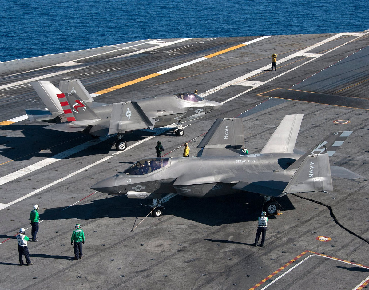Dù đã được cấp chứng nhận, F-35C trên tàu Carl Vinson vẫn chưa thể hoạt động chiến đấu mà cần tiếp tục được thử nghiệm thêm. Trên lưng máy bay vẫn còn dòng chữ "Strike Test" (thử nghiệm chiến đấu). Ảnh: Military Armed Force.
