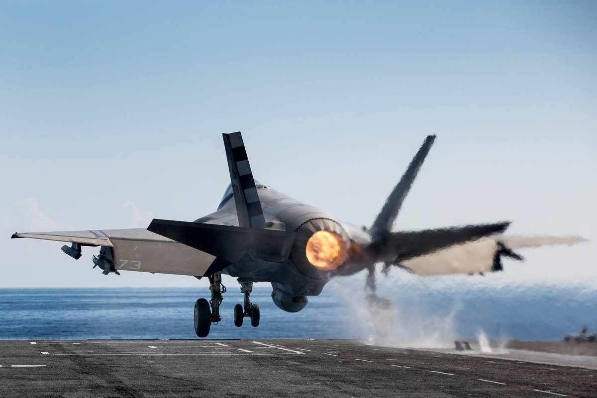 Hải quân Mỹ cùng với nhà sản xuất vẫn còn khá nhiều việc phải làm trước khi F-35C sẵn sàng chiến đấu. Ảnh: Military Armed Force.