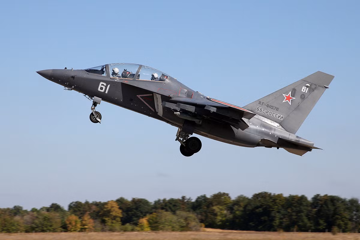 Yak-130 được trang bị nhiều công nghệ hiện đại, nó có thể mô phỏng gần giống các chiến đấu cơ hiện đại, giúp phi công làm quen với việc điều khiển máy bay ở tốc độ cao. Ảnh: Zvezda.