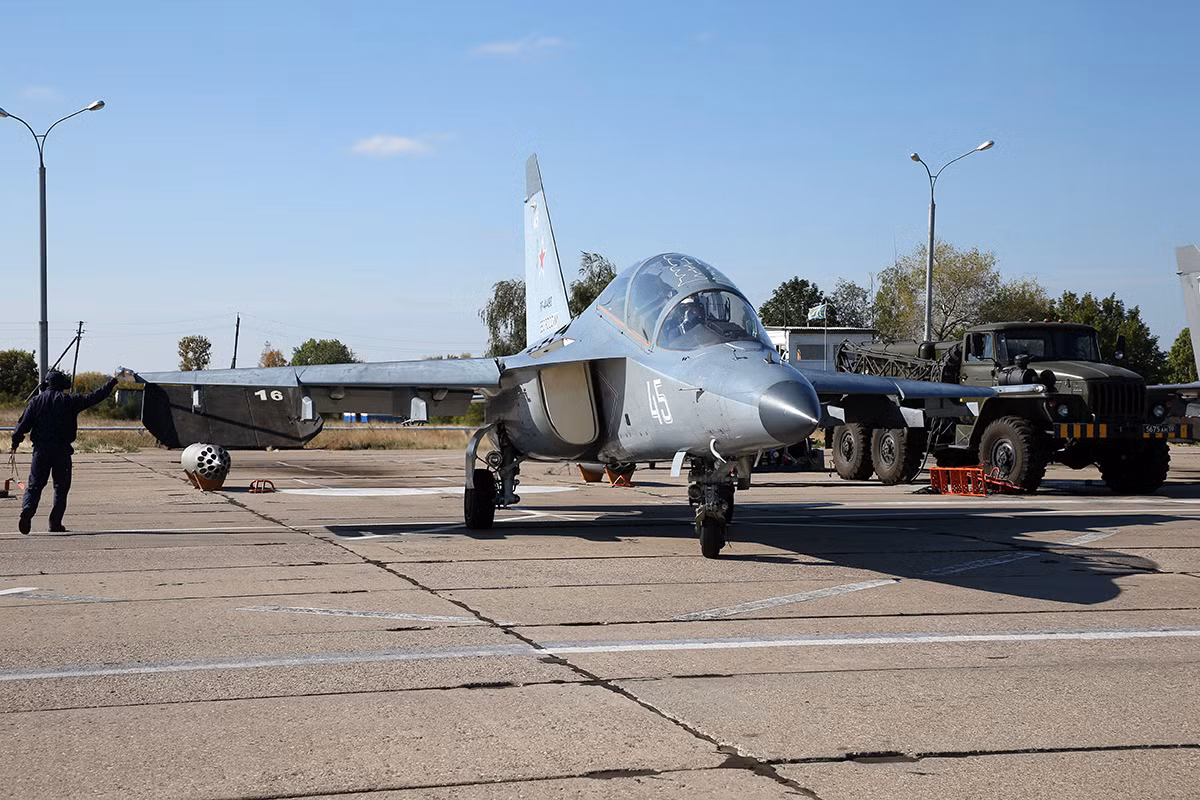 Trường đang sử dụng máy bay An-26, L-410 để huấn luyện phi công vận tải hàng không, L-39 và Yak-130 để huấn luyện phi công tiêm kích. Ảnh: Zvezda.