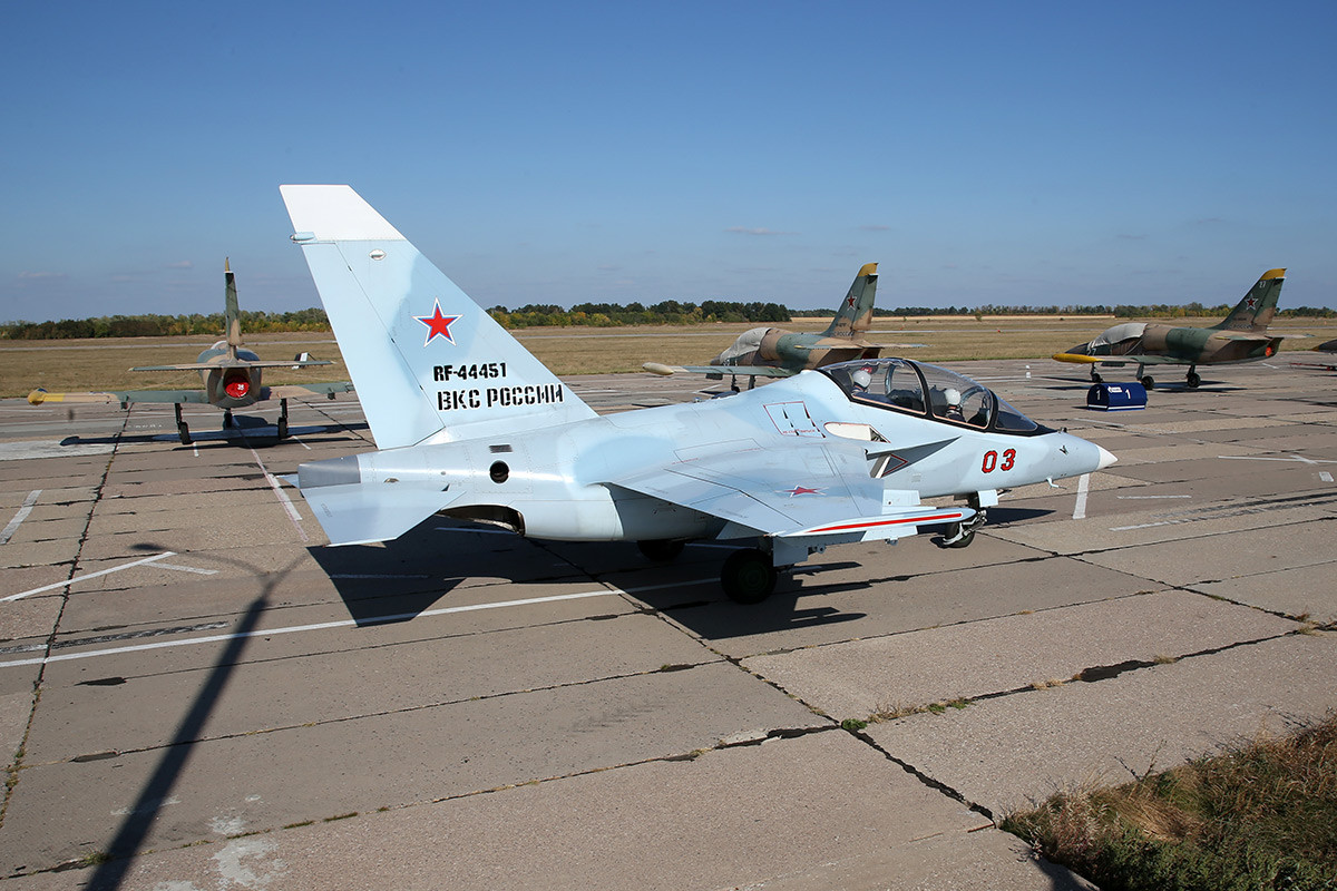 Ngoài nhiệm vụ chính là huấn luyện, Yak-130 còn có thể thực hiện nhiệm vụ tấn công hạng nhẹ. Đây là tính năng rất hữu ích, giúp phi công làm quen với việc điều khiển vũ khí. Ảnh: Zvezda.