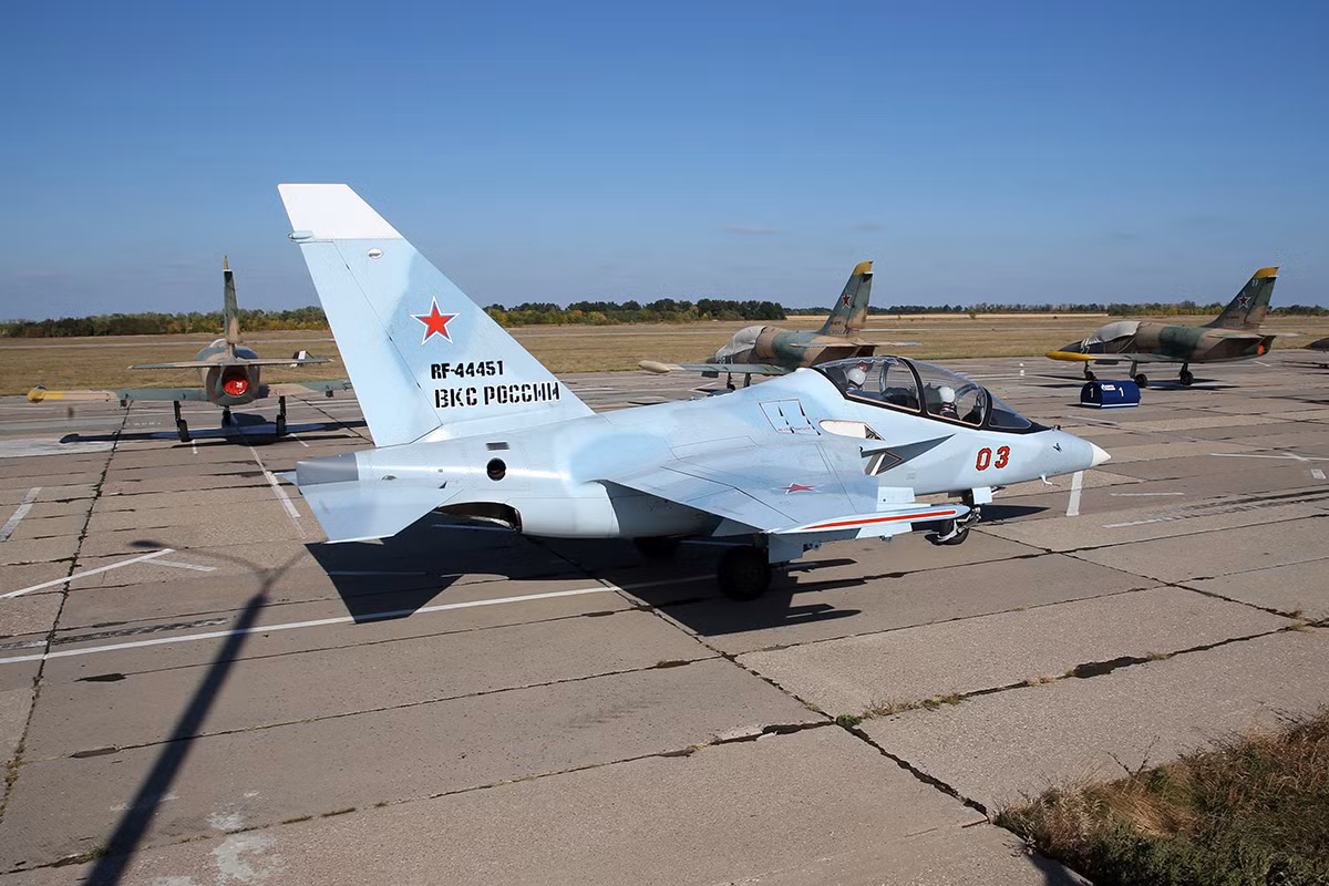 Ngoài nhiệm vụ chính là huấn luyện, Yak-130 còn có thể thực hiện nhiệm vụ tấn công hạng nhẹ. Đây là tính năng rất hữu ích, giúp phi công làm quen với việc điều khiển vũ khí. Ảnh: Zvezda.