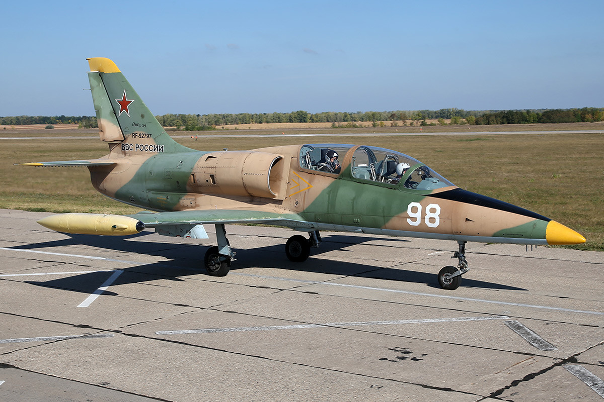 Loại máy bay huấn luyện phi công tiêm kích chủ lực là L-39. Tuy nhiên từ năm 2011, trường bắt đầu tiếp nhận máy bay huấn luyện Yak-130 mới. Đến cuối năm 2016, khoảng 70 chiếc Yak-130 đã được bàn giao cho trường. Ảnh: Zvezda.