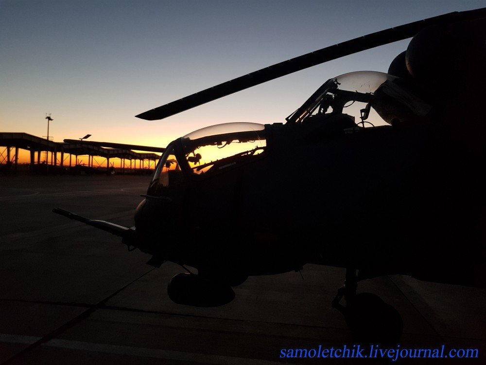 Hình ảnh buồng lái “cá sấu bay” Mi-35M trong ánh chiều tà trên đường băng trung đoàn 55. Nguồn ảnh: samoletchik