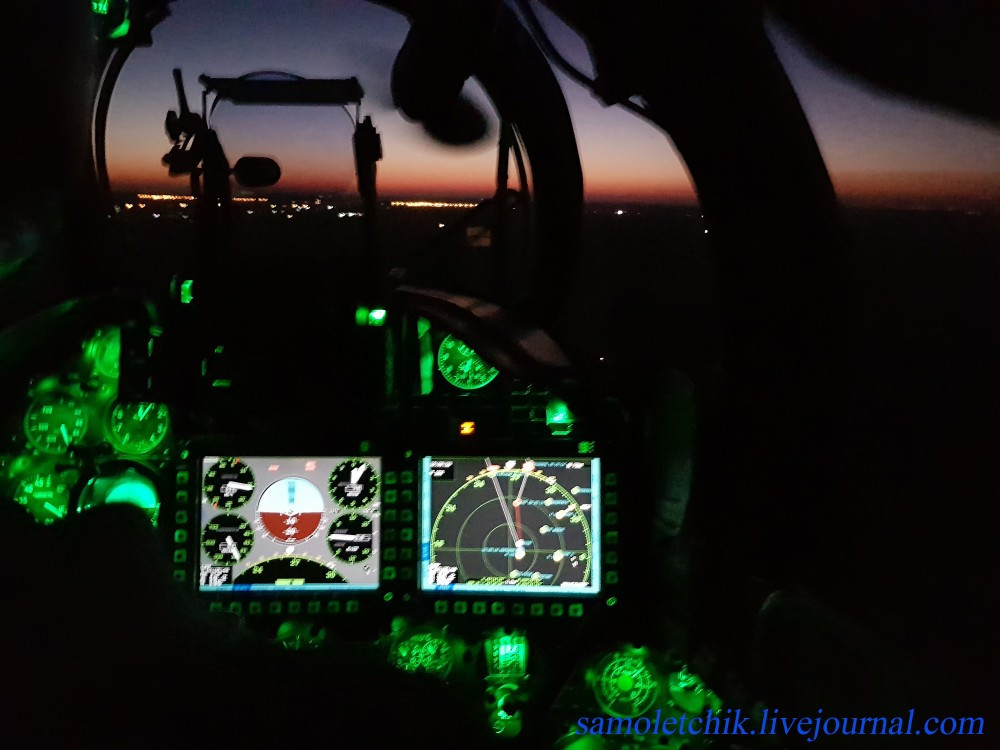 Bảng điều khiển Mi-35M trông rất hiện đại với các màn hình LCD hiển thị thông số bay. Nguồn ảnh: samoletchik