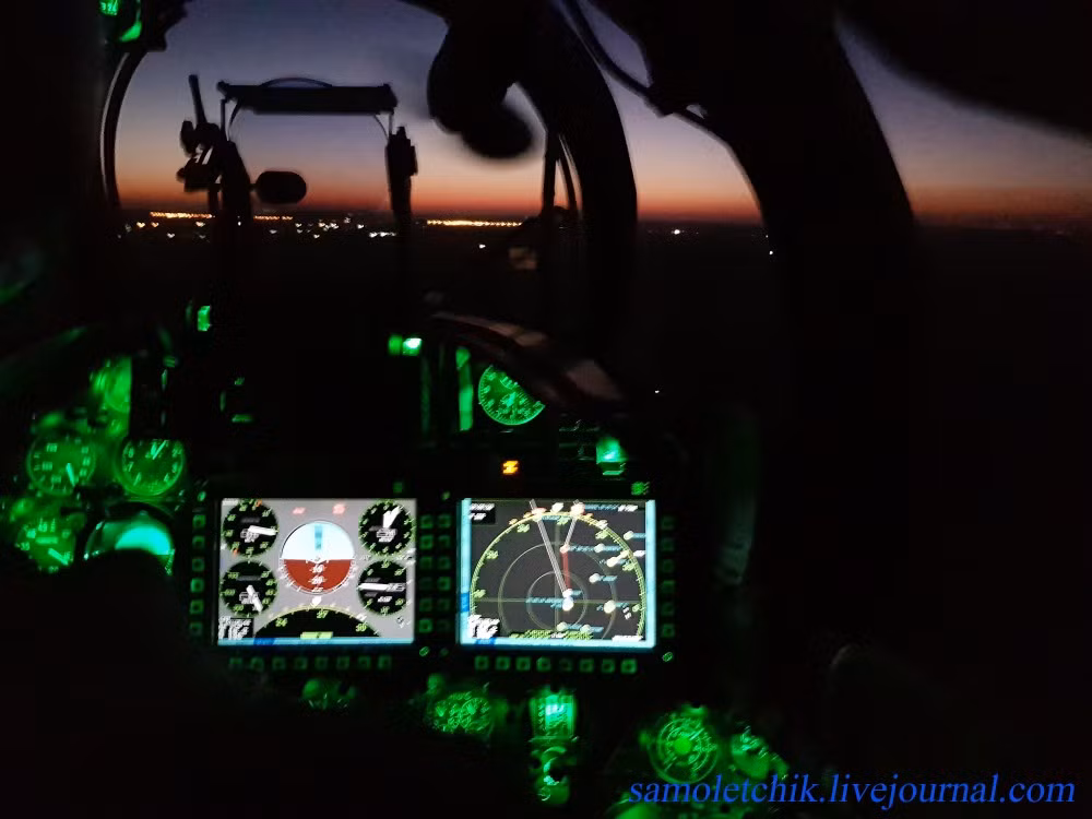 Bảng điều khiển Mi-35M trông rất hiện đại với các màn hình LCD hiển thị thông số bay. Nguồn ảnh: samoletchik