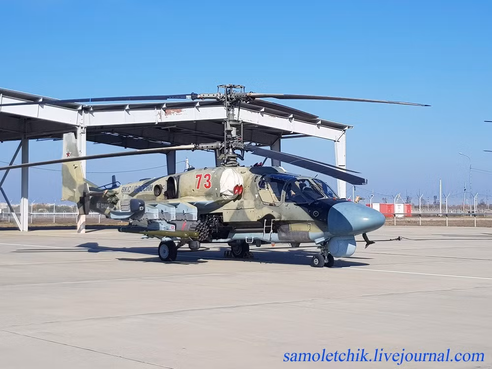 Đặc biệt, Trung đoàn 55 cũng được “ưu ái” trang bị cả trực thăng tấn công “độc đáo nhất thế giới” Ka-52. Nguồn ảnh: samoletchik