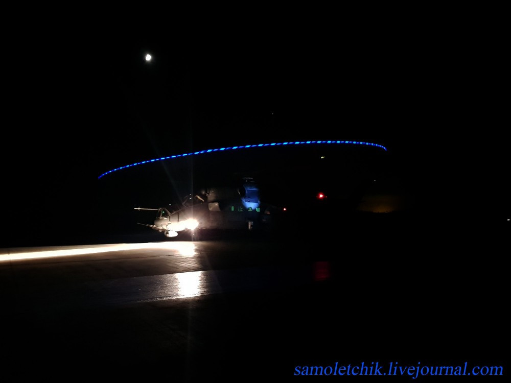 Cánh quạt Mi-35M quay tít mù trong đêm. Nguồn ảnh: samoletchik