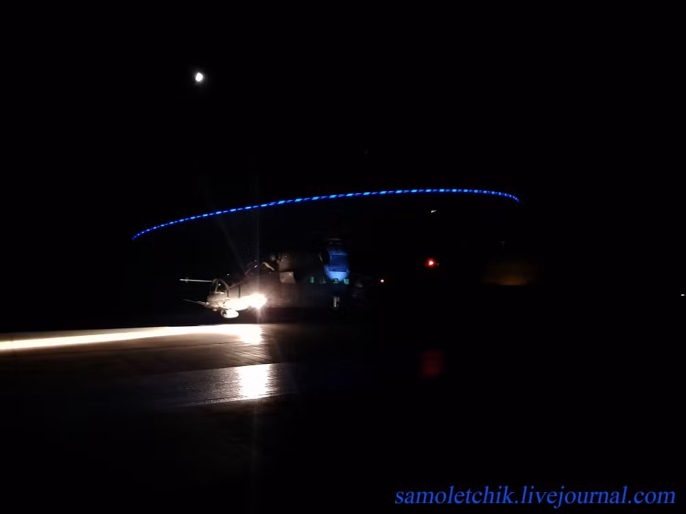 Cánh quạt Mi-35M quay tít mù trong đêm. Nguồn ảnh: samoletchik