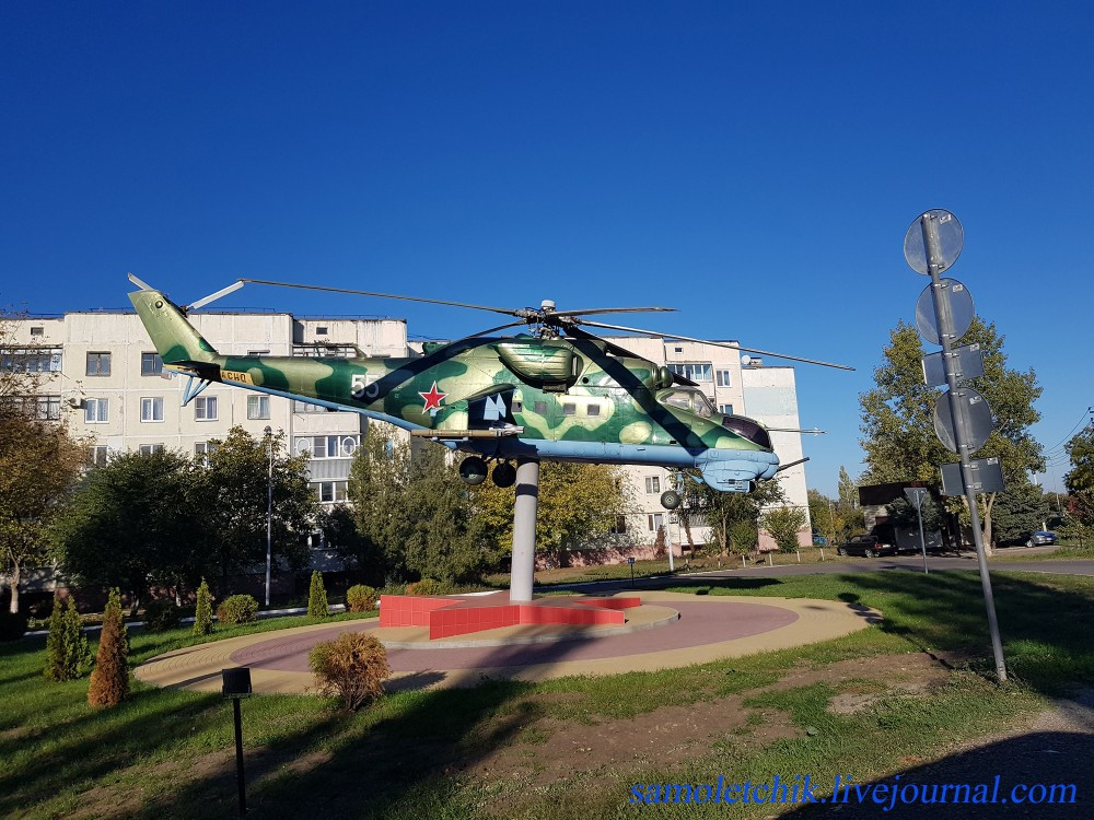 Đây được xem là một trong những trung đoàn giàu truyền thống của Không quân Lục quân Liên Xô (cũ) và Nga (hiện tại). Đáng chú ý, một phần lực lượng này từng tham gia cuộc chiến tại Syria và chịu mất mát lớn về người và trang bị. Trong ảnh, khuông viên trung đoàn với hình ảnh trực thăng Mi-24 huyền thoại. Nguồn ảnh: samoletchik