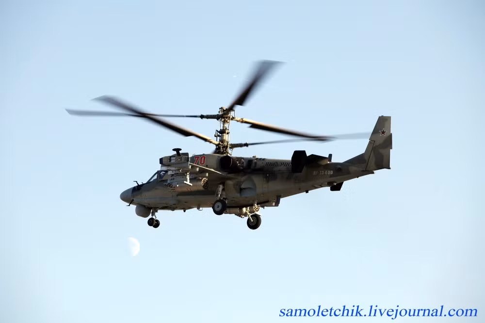 Dòng trực thăng này có đặc điểm là sở hữu cánh quạt đồng trục cho khả năng cơ động cao, bay cực kỳ ổn định và nhất là việc nó còn có ghế phóng thoát hiểm cho phi công. Nguồn ảnh: samoletchik