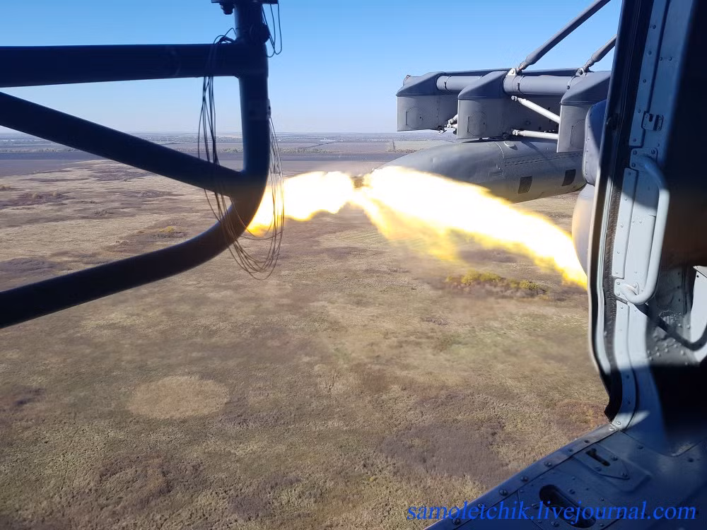 Sau cùng, trung đoàn hiện còn có cơ số trực thăng vận tải/vũ trang Mi-8AMTSh. Trong ảnh, gunpod pháo 23mm nòng kép mang trên trực thăng Mi-8AMTSh đang khai hỏa. Nguồn ảnh: samoletchik