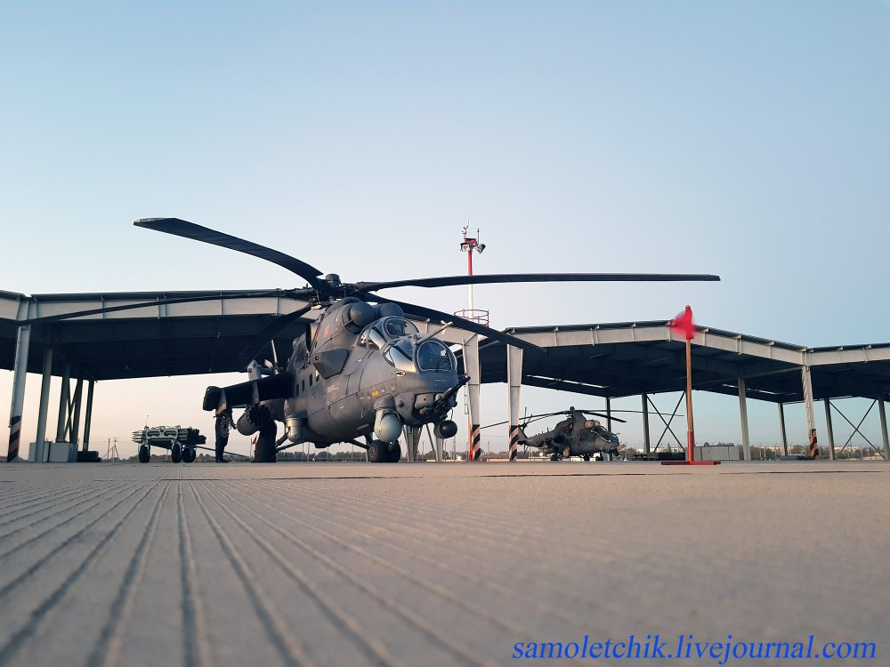 So với thế hệ Mi-24 trước đây, Mi-35M được nâng cấp toàn diện về cả điện tử - vũ khí. Nhưng tập trung chủ yếu vào việc cải thiện khả năng đánh đêm với hệ thống kính ngắm nhìn đêm. Nguồn ảnh: samoletchik