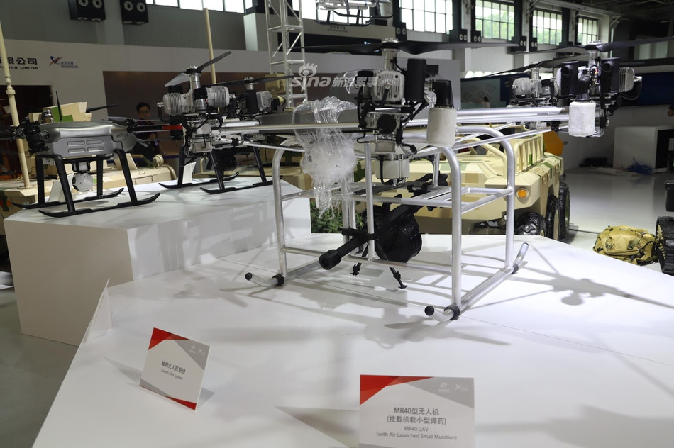 Bên cạnh những mẫu UAV cỡ lớn có tầm bay hàng nghìn kilomet. Các nhà sản xuất Trung Quốc còn trưng bày rất nhiều mẫu UAV cỡ nhỏ với hình dáng và vai trò rất đa dạng. Trong ảnh là mẫu UAV MR40 được lắp súng máy. Ảnh: Sina.