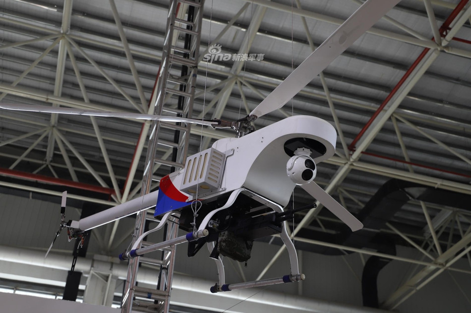 Mẫu trực thăng không người lái gắn súng máy khác. Nó có hẳn một trạm cảm biến tìm kiếm và chỉ thị mục tiêu phía trước mũi. Những mẫu UAV này có thể được sử dụng cho nhiệm vụ tấn công tầm ngắn. Ảnh: Sina.