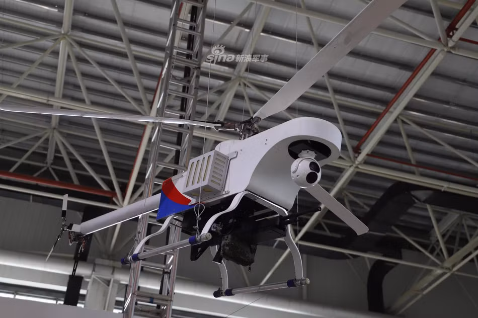 Mẫu trực thăng không người lái gắn súng máy khác. Nó có hẳn một trạm cảm biến tìm kiếm và chỉ thị mục tiêu phía trước mũi. Những mẫu UAV này có thể được sử dụng cho nhiệm vụ tấn công tầm ngắn. Ảnh: Sina.