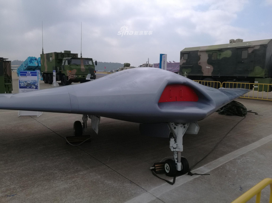 Mẫu UAV tàng hình Warrior Eagle (chiến binh đại bàng) có thiết kế tương tự X-47B của Mỹ. Nó được cho là có sải cánh dài 14 m và nhiệm vụ của nó vẫn chưa rõ ràng. Một số nguồn tin nói rằng UAV này được chế tạo cho nhiệm vụ trinh sát. Ảnh: Sina.