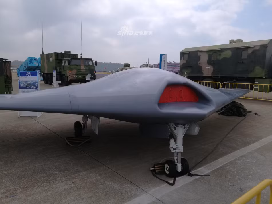 Mẫu UAV tàng hình Warrior Eagle (chiến binh đại bàng) có thiết kế tương tự X-47B của Mỹ. Nó được cho là có sải cánh dài 14 m và nhiệm vụ của nó vẫn chưa rõ ràng. Một số nguồn tin nói rằng UAV này được chế tạo cho nhiệm vụ trinh sát. Ảnh: Sina.