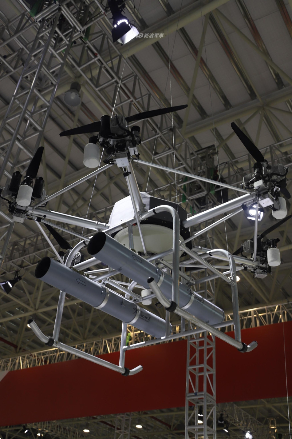 Mẫu UAV 6 động cơ cánh quạt này còn bá đạo hơn với 2 tên lửa chống tăng Blue Arrow 5 treo dưới bụng. Nó có thể là loại UAV đầu tiên trên thế giới được chế tạo cho chức năng này. Ảnh: Sina.