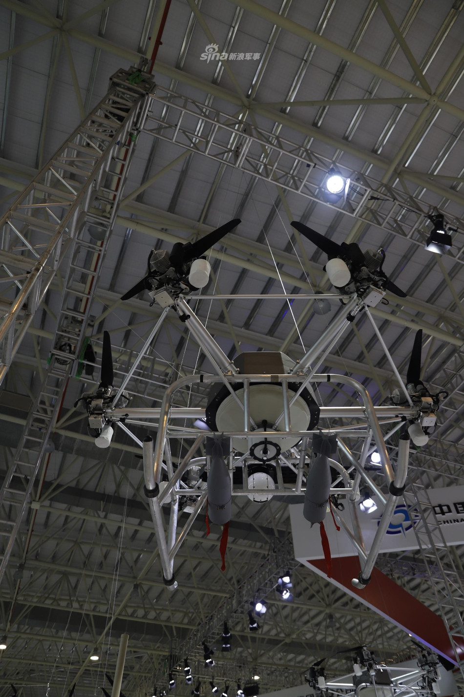 Một mẫu máy bay không người lái chưa rõ định danh. Nó sử dụng 6 động cơ cánh quạt và được lắp 2 quả bom bên dưới. Ảnh: Sina.