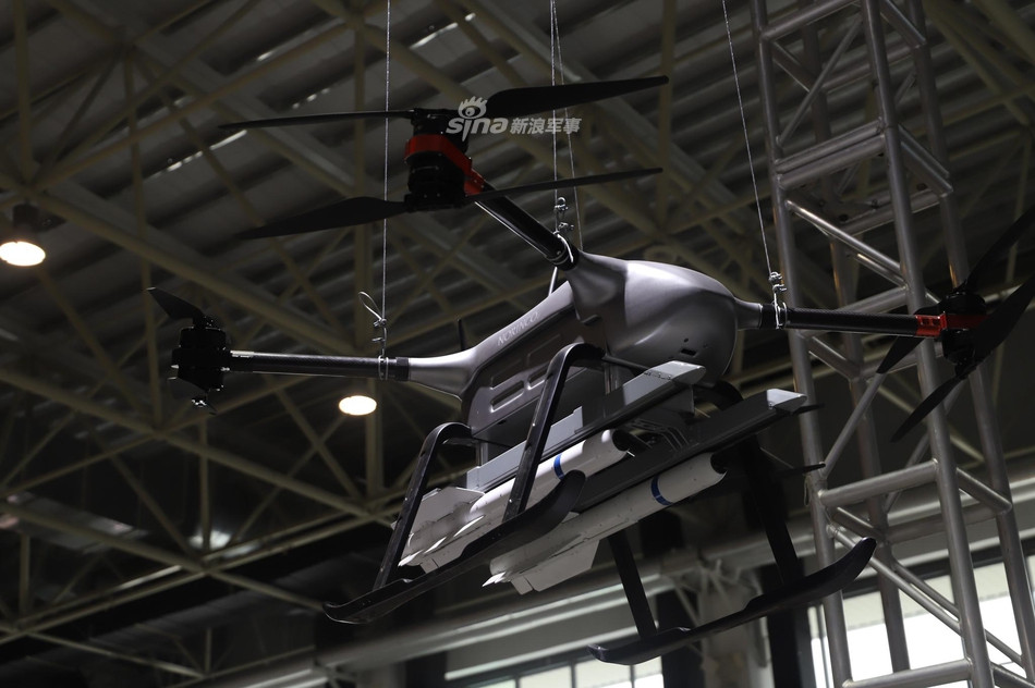 Mẫu UAV này được trang bị 4 động cơ cánh quạt kép. Nó được trưng bày cùng 2 tên lửa dưới bụng. Góc chụp này chưa thể xác định vị trí lắp cảm biến để tìm kiếm và khóa mục tiêu cho tên lửa. Ảnh: Sina.