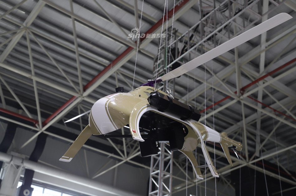 Một mẫu trực thăng không người lái được trang bị súng máy. Tên gọi và thông số kỹ thuật của nó vẫn chưa được công bố chính thức. Ảnh: Sina.