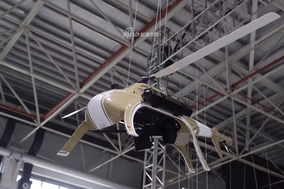 Một mẫu trực thăng không người lái được trang bị súng máy. Tên gọi và thông số kỹ thuật của nó vẫn chưa được công bố chính thức. Ảnh: Sina.