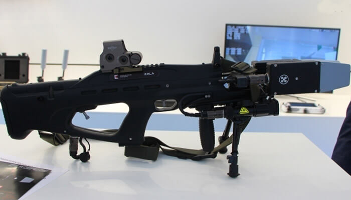 Ngoài ra, nó có thể chặn tín hiệu GSM, 3G, LTE ở cự ly 5 km và gây nhiễu chúng trong các băng tần khác nhau. Nhiệm vụ chính của REX-1 là cắt đứt liên lạc giữa UAV và trạm điều khiển, ép chúng hạ cánh nhưng không gây tổn thương vật lý. Ảnh: RT.