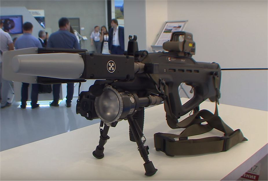 REX-1 sẽ phân tích tần số điều khiển từ xa của máy bay không người lái, sau đó chiếm quyền điều khiển và ép chúng hạ cánh. Theo nhà sản xuất, vũ khí áp chế điện tử này có thể gây nhiễu máy bay không người lái ở cự ly 4 km. Ảnh: RT.