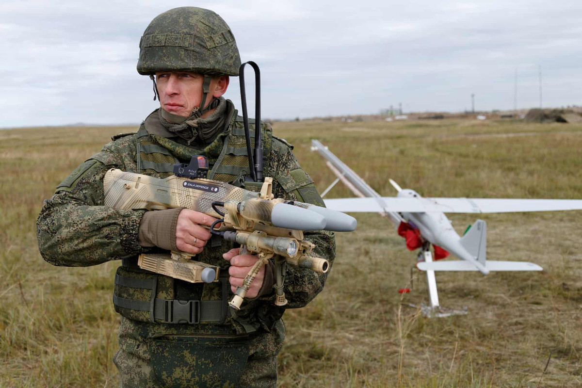 Bộ gây nhiễu có thể tháo lắp rất dễ dàng, đảm bảo thuận lợi trong quá trình hành quân. REX-1 sẽ được trang bị rộng rãi trong các đơn vị quân đội Nga để tăng cường khả năng chống mục tiêu bay không người lái. Ảnh: Bộ Quốc phòng Nga.