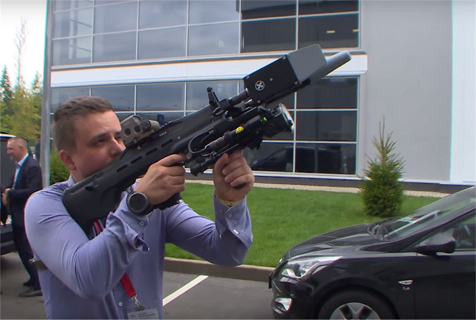 Người sử dụng chỉ việc bật nguồn và hướng mũi súng về phía máy bay cho đến khi chúng hạ cánh xuống mặt đất. Pin tích hợp cùng súng có thời gian sử dụng hơn 3 giờ. Ảnh: RT.