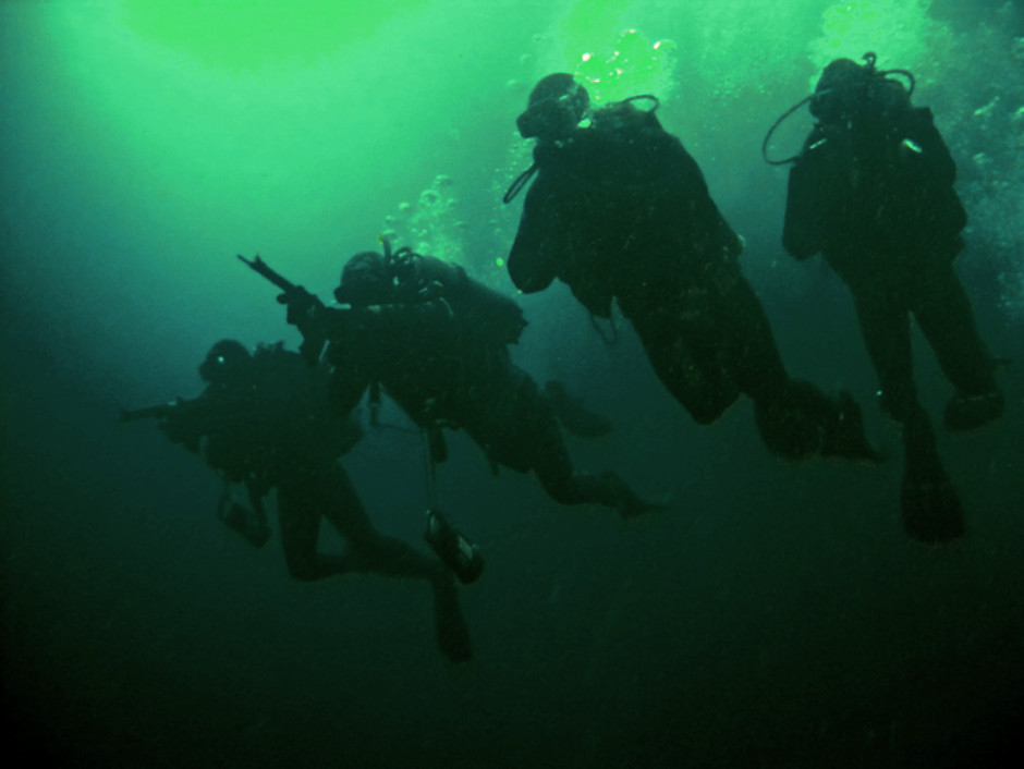 Ngoài ra, đơn vị còn có nhiệm vụ đột kích dưới nước, bí mật tấn công phá hoại tài sản của đối phương, khiến kẻ địch mất khả năng chiến đấu. Họ được trang bị nhiều phương tiện chiến đấu dưới nước hiện đại. Ảnh: Hisutton.