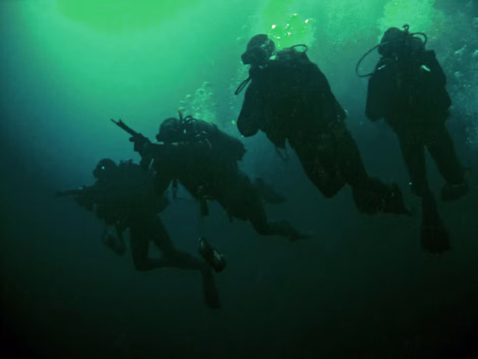 Ngoài ra, đơn vị còn có nhiệm vụ đột kích dưới nước, bí mật tấn công phá hoại tài sản của đối phương, khiến kẻ địch mất khả năng chiến đấu. Họ được trang bị nhiều phương tiện chiến đấu dưới nước hiện đại. Ảnh: Hisutton.