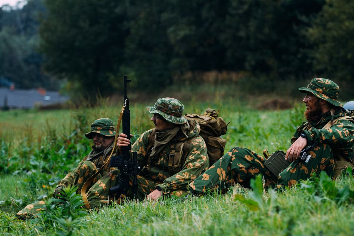  Đặc nhiệm không quân: Không giống với 2 đơn vị đặc nhiệm trên, đặc nhiệm không quân không hoạt động trên toàn thế giới. Nhiệm vụ của họ là dọn bãi đáp cho lực lượng đổ bộ đường không phía sau lưng kẻ thù. Đơn vị thường hoạt động không quá 2.000 km từ lực lượng chính. Ảnh: Russian Lansers.